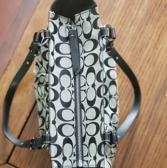 COACH Handbag, like new - Picture 3 of 4